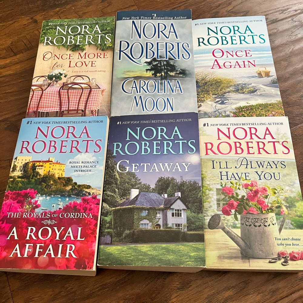 Paperback book bundle / Author - Nora Roberts